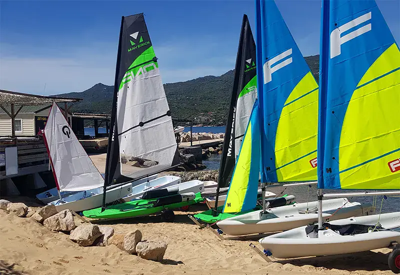 Dériveurs et planches à voile sur la plage de Propriano