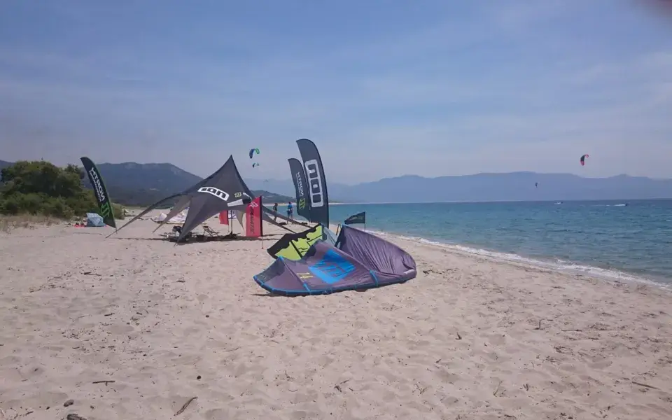 Matériel de kitesurf sur une plage du golfe d'Ajaccio