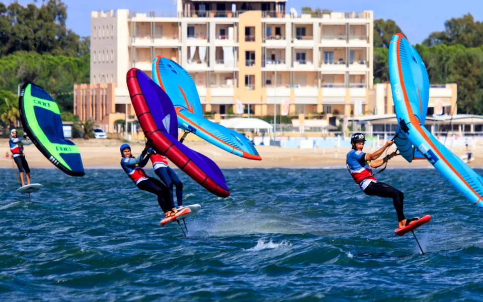 Cours et pratique de wingfoil devant la plage de Torregrande