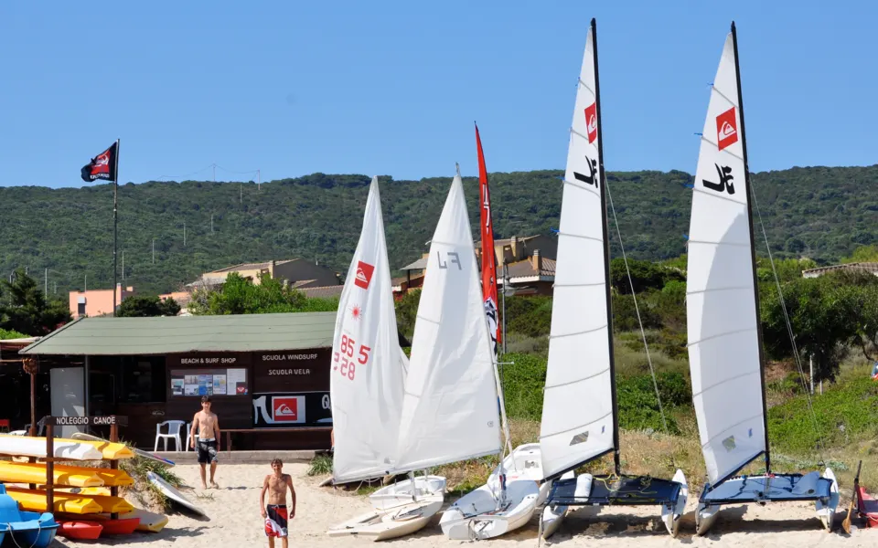 Base nautique sur la plage avec dériveurs et voiles