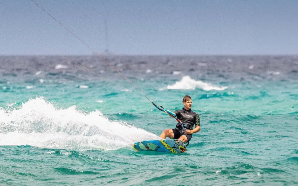Kitesurfeur dans les vagues de la baie