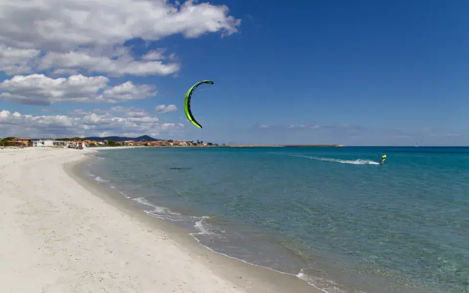 Kite dans le ciel au-dessus de la plage de sable et de la mer turquoise