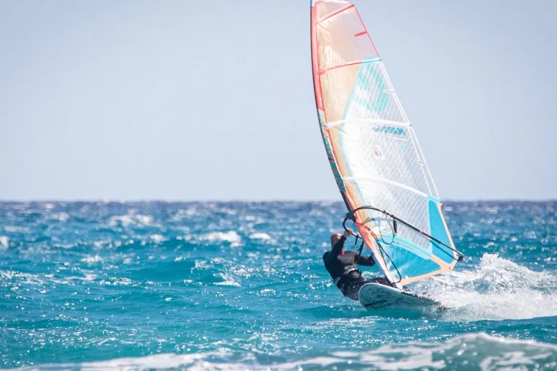 Windsurfeur sur une mer agitée