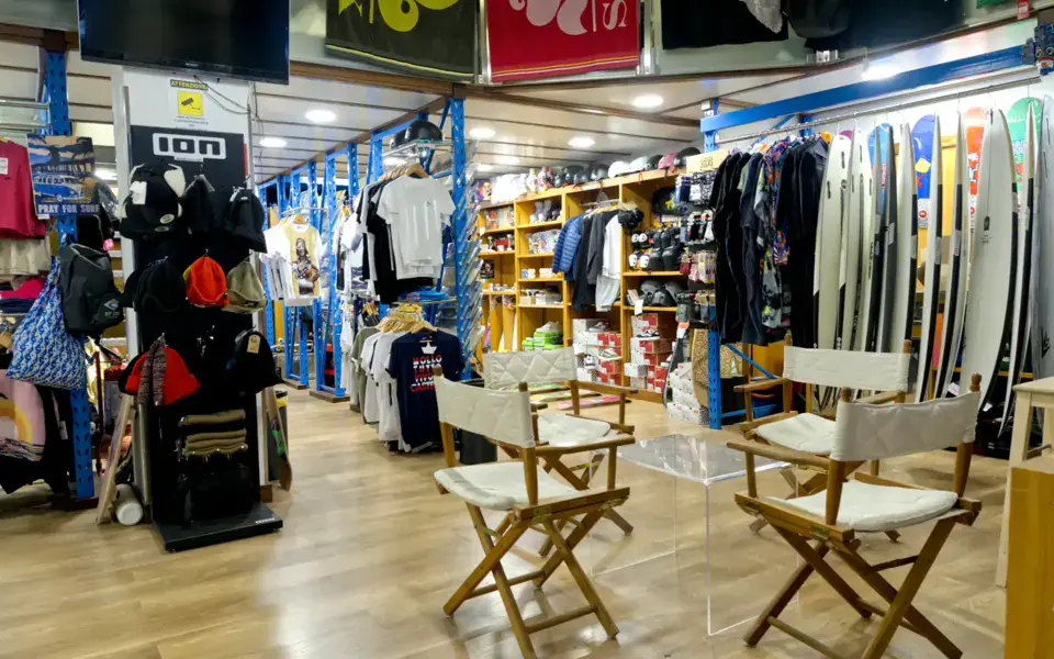 Intérieur du magasin avec rayons de planches et vêtements