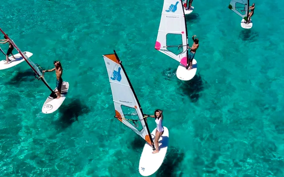 Élèves de windsurf dans le golfe de Marinella