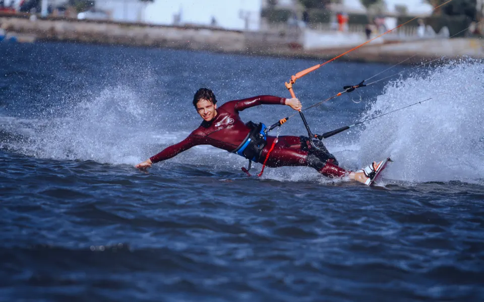 Kitesurfeur en navigation sur l'eau
