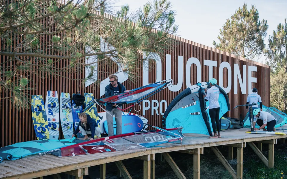 Matériel de kitesurf et de wing devant le centre