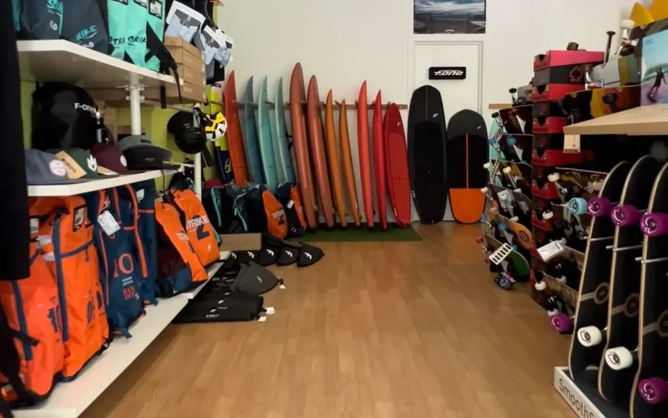 L'intérieur du showroom, planches et accessoires