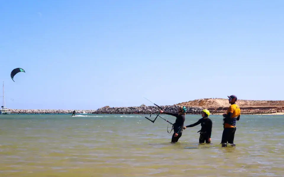 Cours de kitesurf en groupe en eau peu profonde