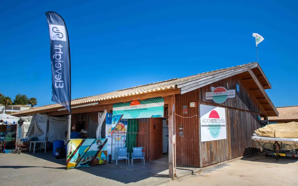 Le local de l'école au bord de la lagune