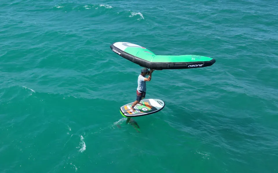 Rider de wingfoil vu du ciel