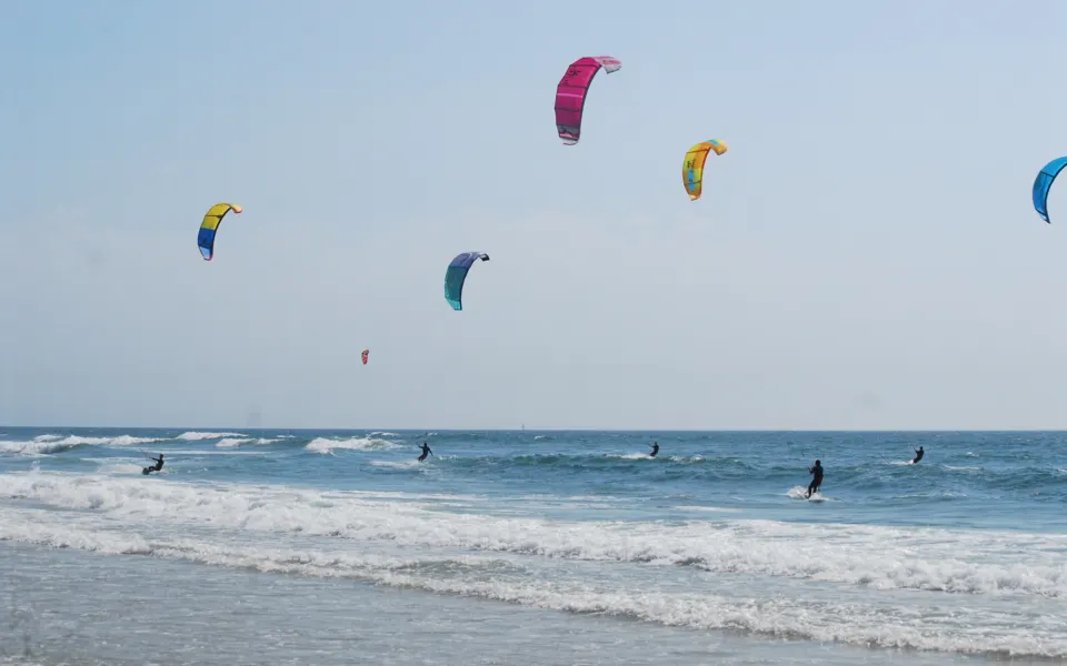 Kites sur la plage de la côte de Figueira da Foz