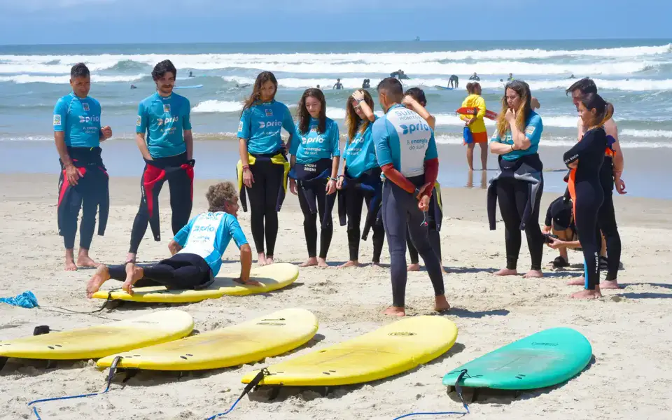 Cours de surf en groupe sur la plage