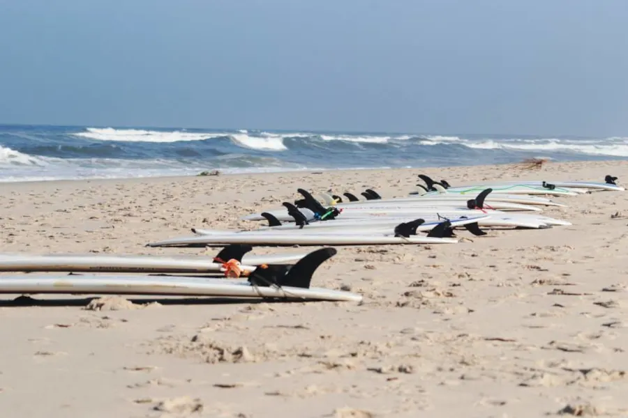 Planches de l'école alignées sur la plage