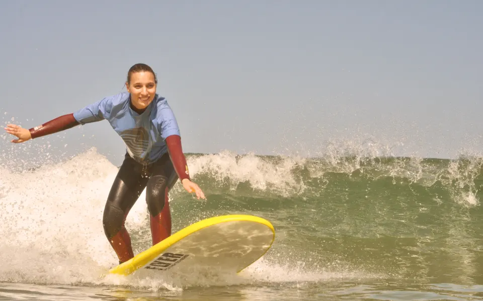 Surfeuse sur une vague pendant un cours