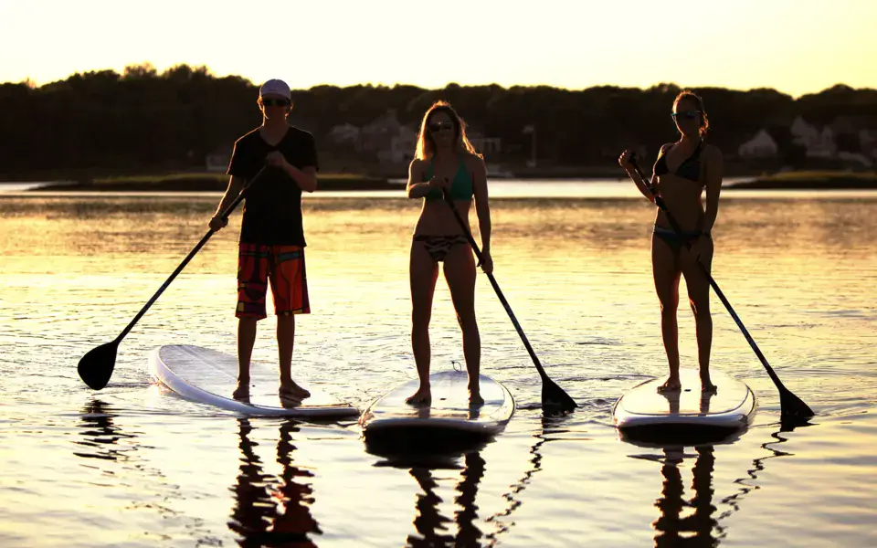 Séance de stand up paddle au coucher du soleil