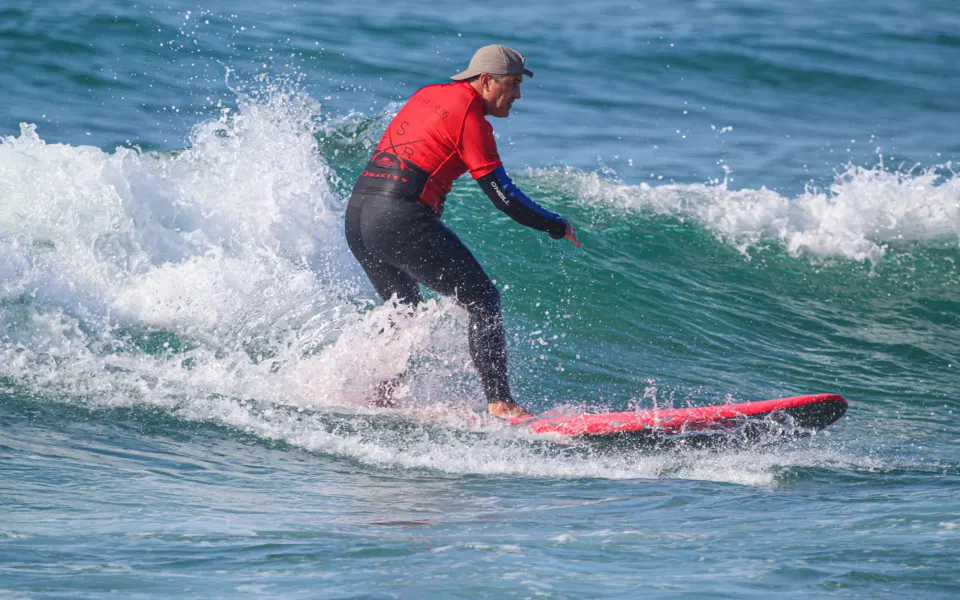 Élève de surf sur une vague