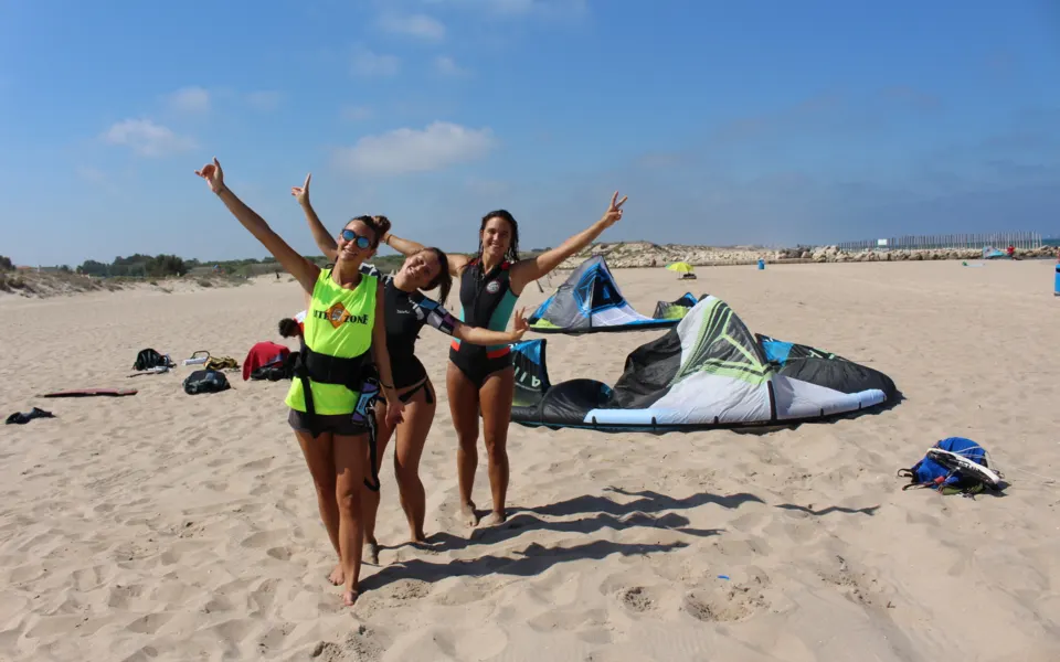 Élèves sur la plage avec le matériel de kitesurf