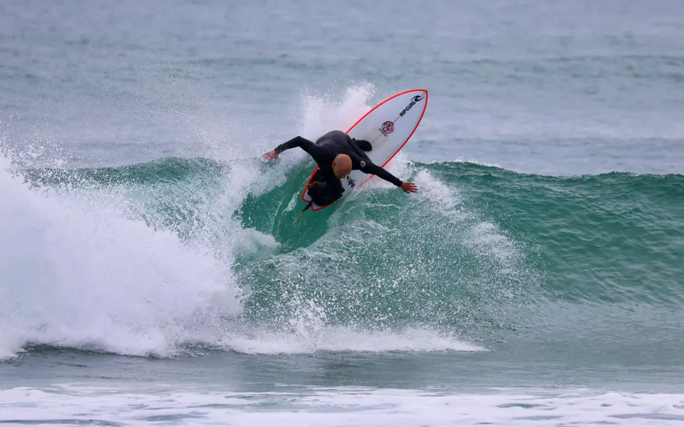 Surfeur sur une vague avec une planche Full&Cas