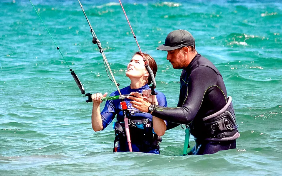Cours particulier de kitesurf dans l'eau peu profonde