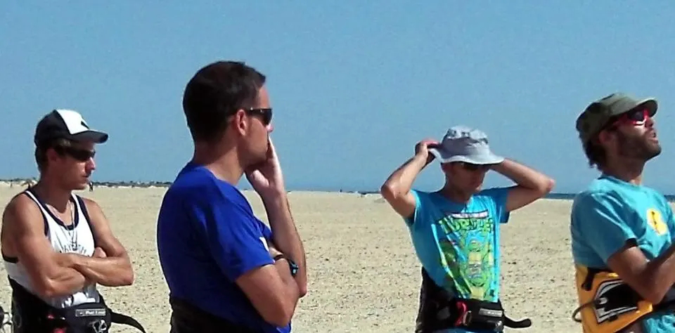 Groupe d'élèves et moniteur sur la plage lors d'un briefing