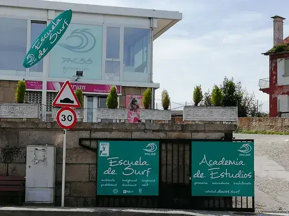Façade du local de l'école, panneaux École de surf