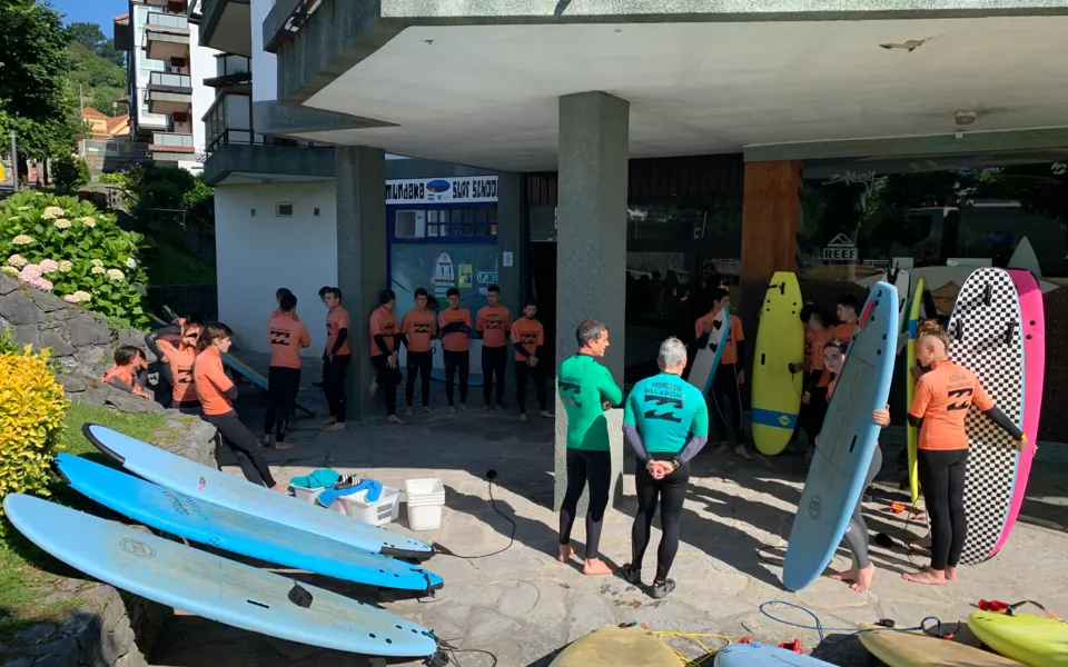 Groupe de cours de surf devant l'école