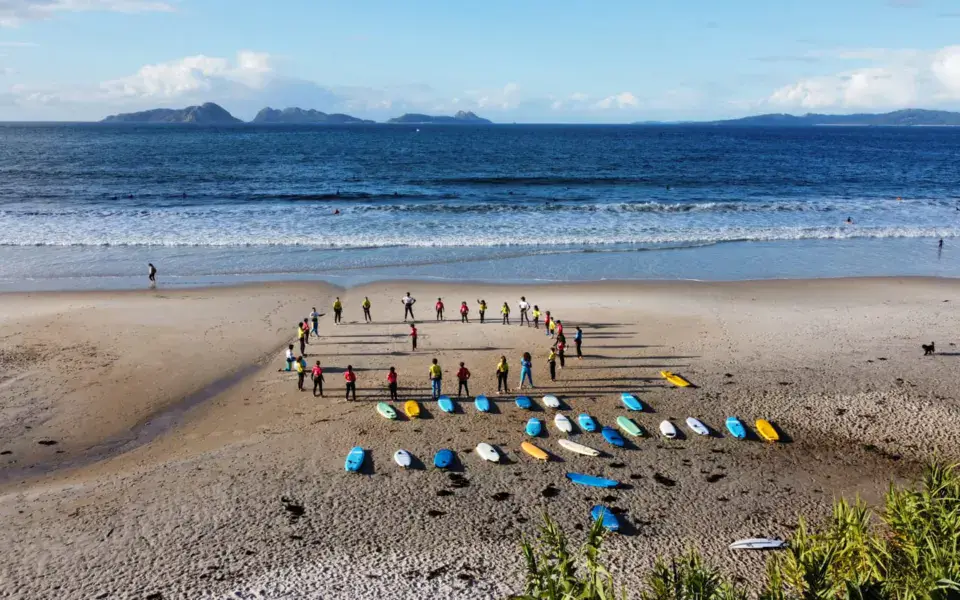 Groupe de cours de surf sur la plage de Patos