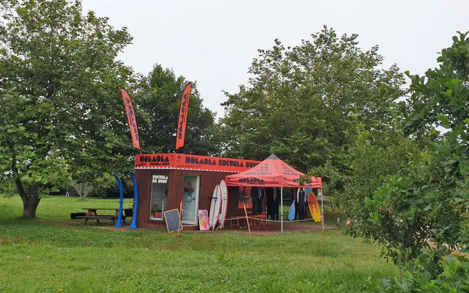 Cabane de l'école sur la prairie derrière la plage