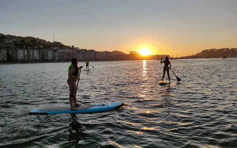 Paddle au coucher du soleil sur la baie de Baiona