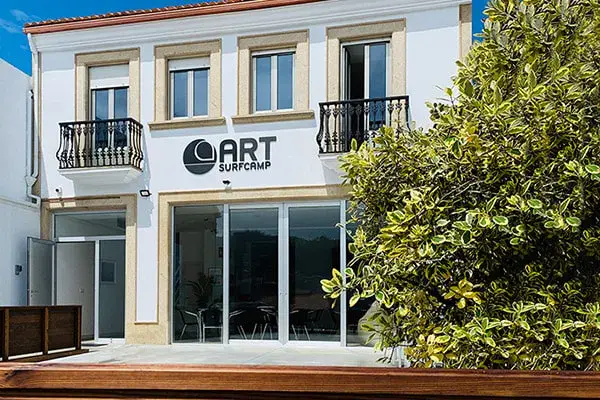 Façade du bâtiment d'Art Surf Camp à Razo