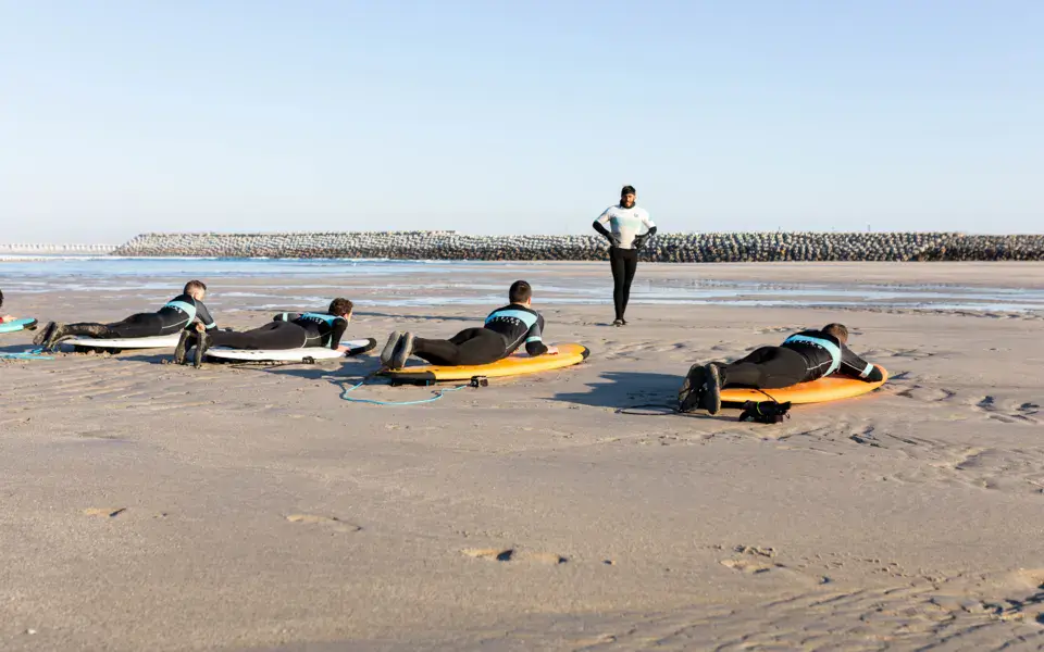 Séance d'échauffement allongé sur les planches sur la plage de Sabón