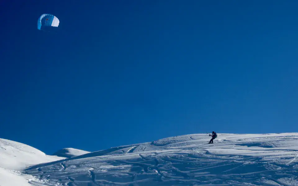 Rider de snowkite sur une crête enneigée