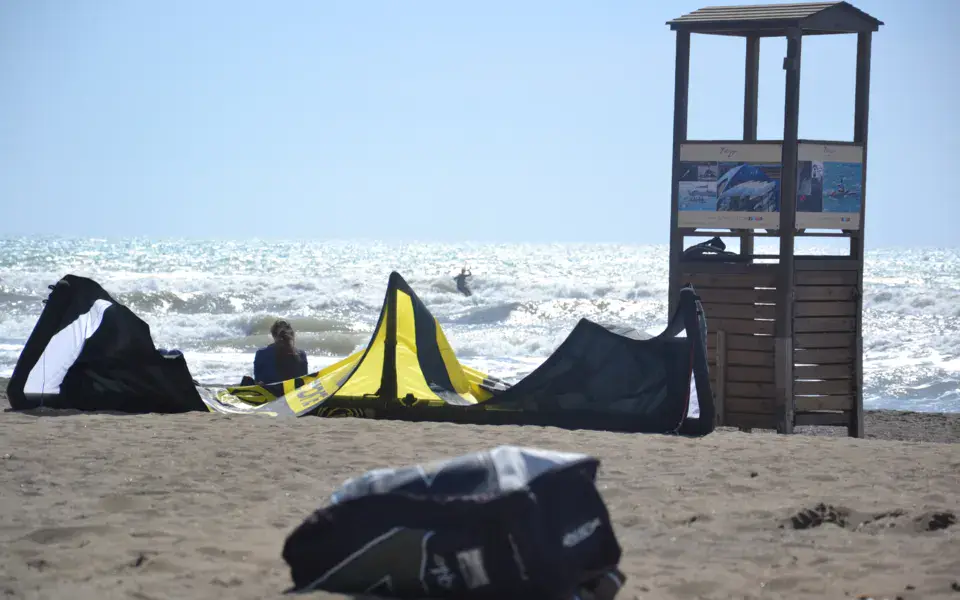 Kites posés sur la plage et poste de surveillance