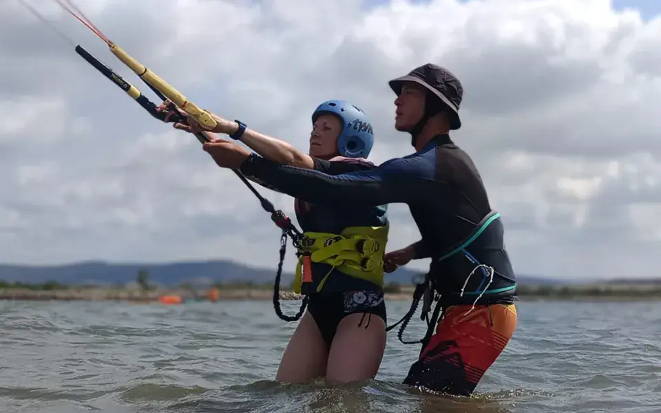 Leçon de kitesurf dans l'eau