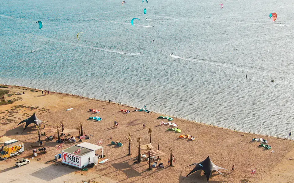 Plage de la lagune de Lo Stagnone avec le point de départ du centre