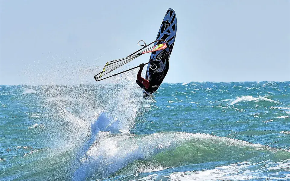 Windsurfeur en saut