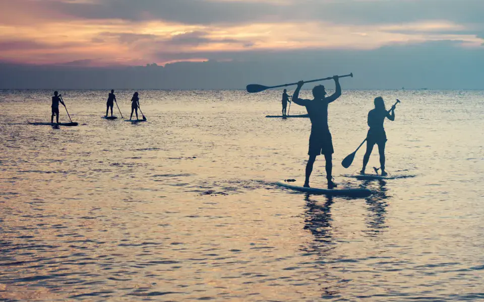 Séance de SUP au coucher du soleil