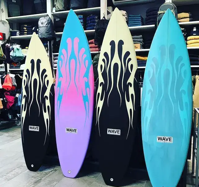 Planches de surf Wave exposées dans le magasin