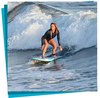 Surfeuse sur une vague