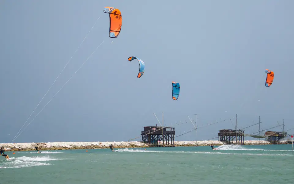 Kitesurfeurs au large de la côte adriatique