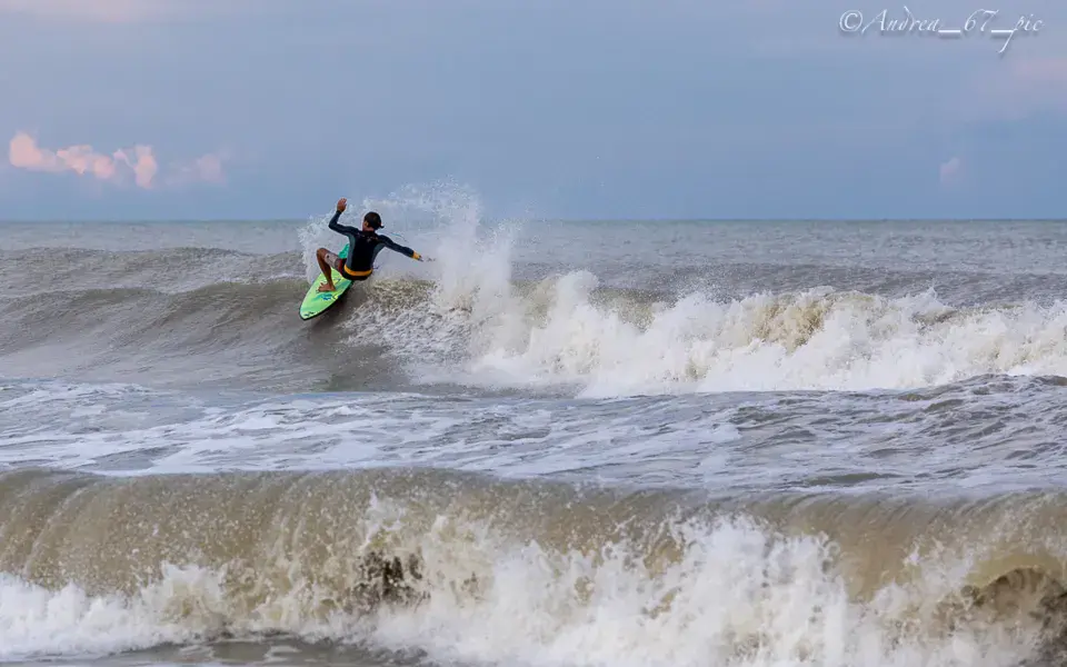 Surfeur sur une vague de l'Adriatique