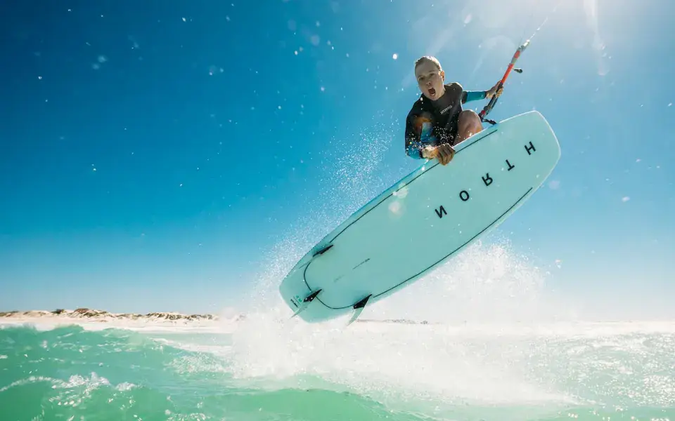 Saut en kitesurf au-dessus de la lagune