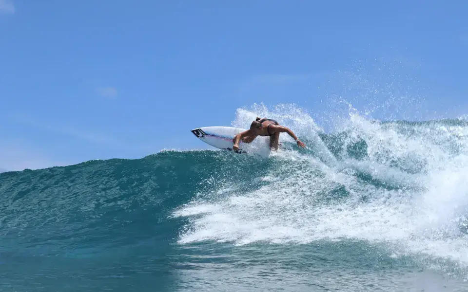 Surfeur sur une vague