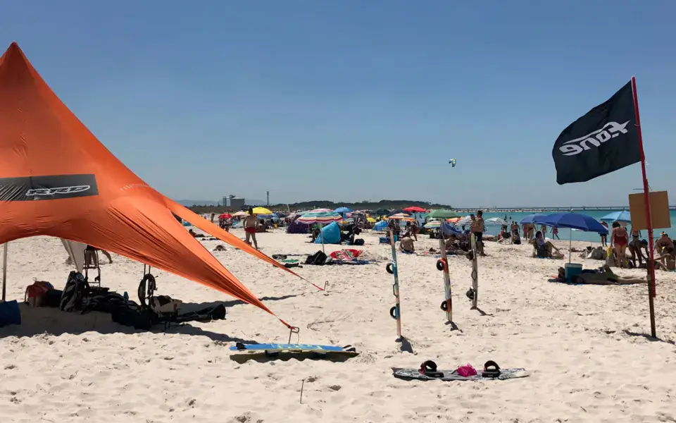 Tente de l'école sur la plage