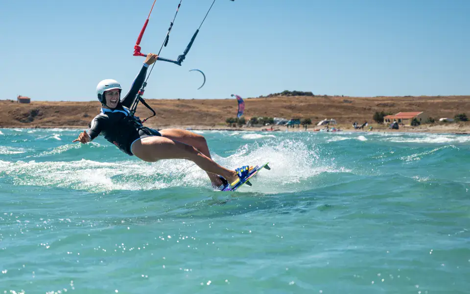 Kitesurfeur dans le clapot près de la plage