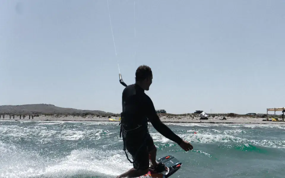 Kitesurfeur sur l'eau, aile en l'air
