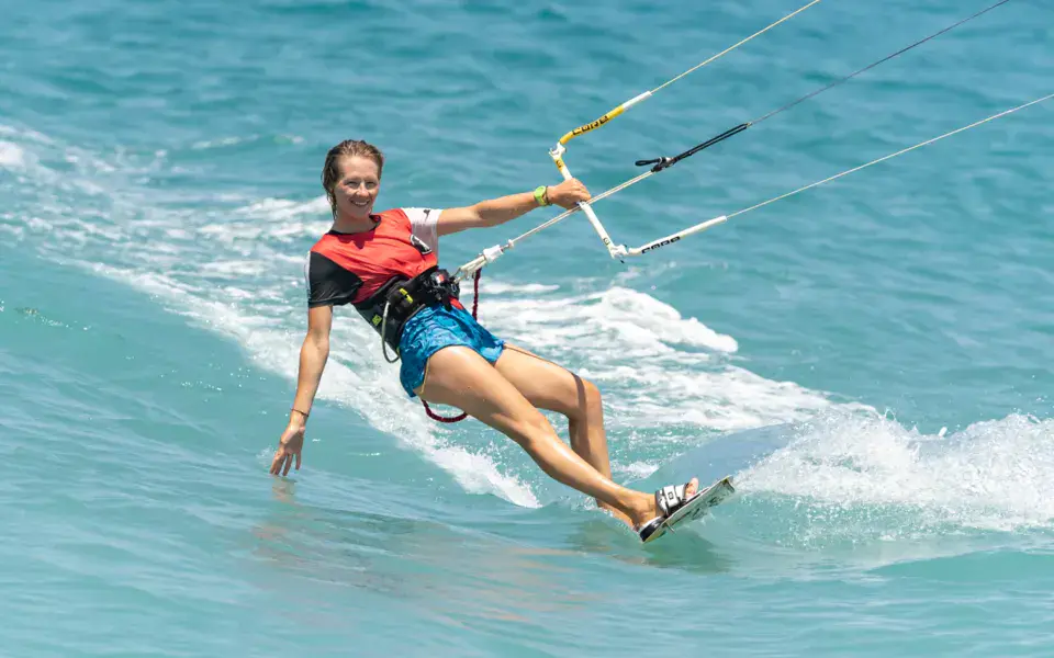 Kitesurfeuse en pleine session
