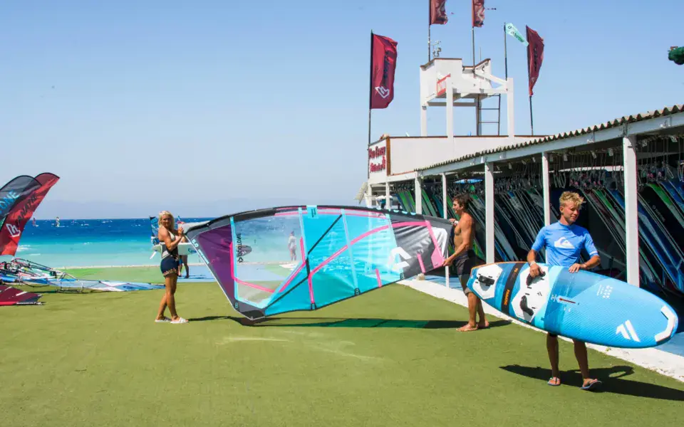 Station de location sur la plage, gazon et tour de surveillance