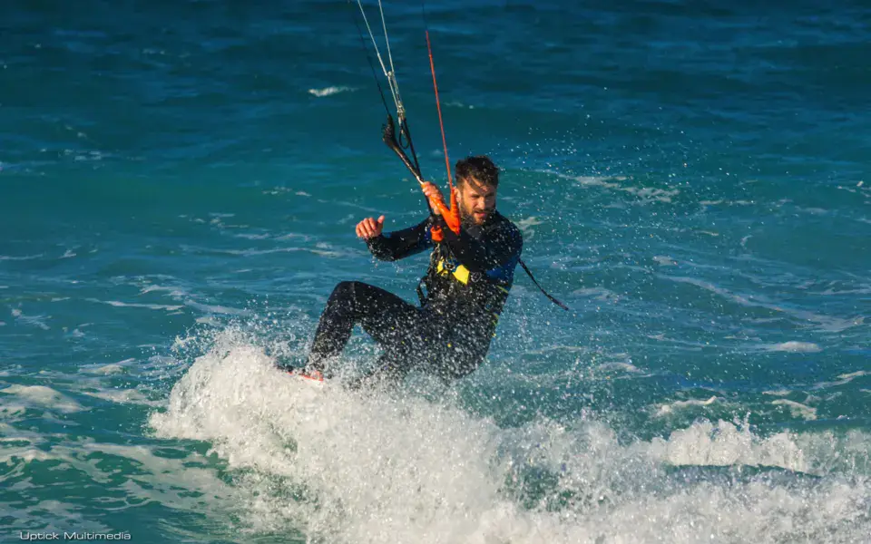 Kitesurfeur dans les vagues